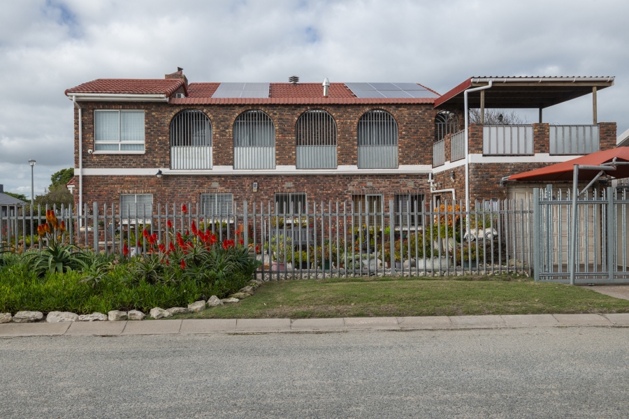 5 Bedroom Property for Sale in Middedorp Western Cape